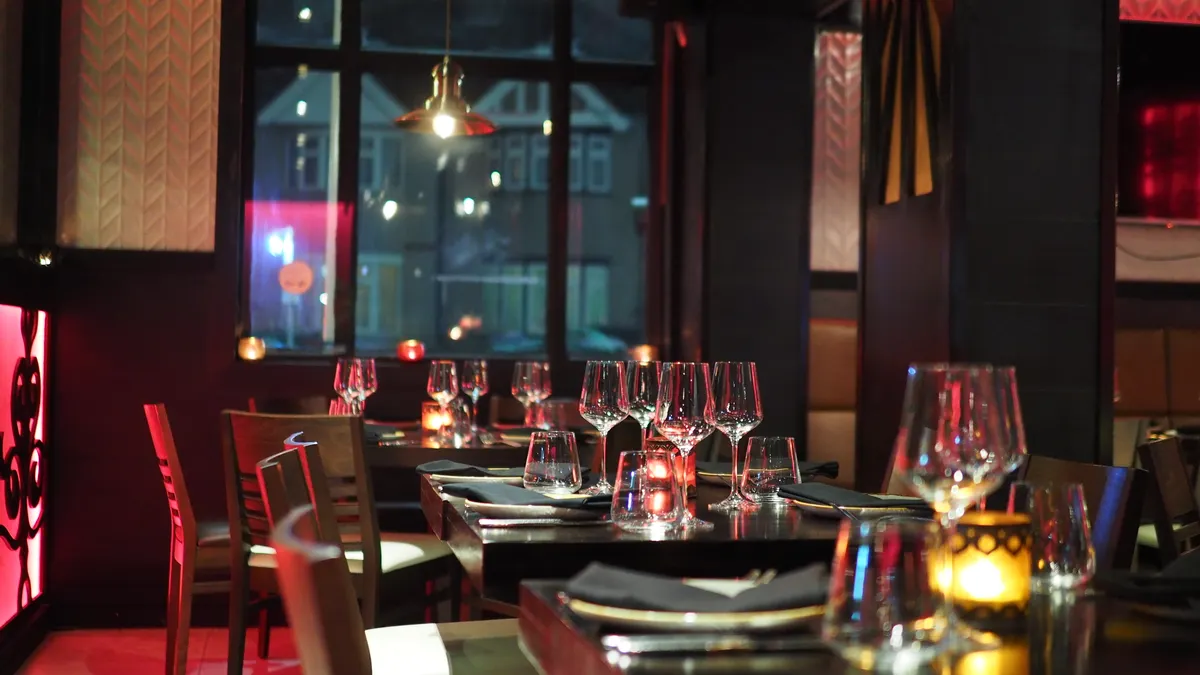 Comptoir du restaurant — ambiance décontractée Paris 11ème
